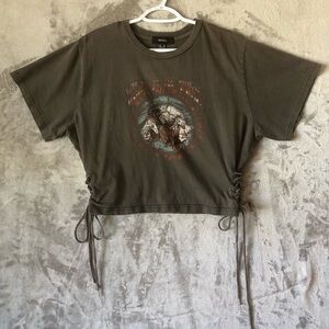 Forever 21 Women T-Shirt Size 0X “wild and free” Side Drawstrings Distressed